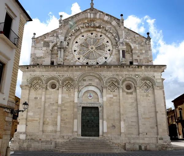 La facciata della cattedrale di Troia, col rosone