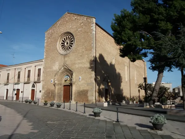La facciata della Chiesa di San Francesco a Lucera, col rosone
