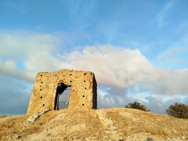 I ruderi della torre di Castel Fiorentino