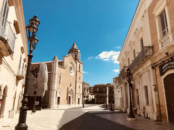 Il centro storico di Lucera, la via verso piazza Duomo con la Cattedrale