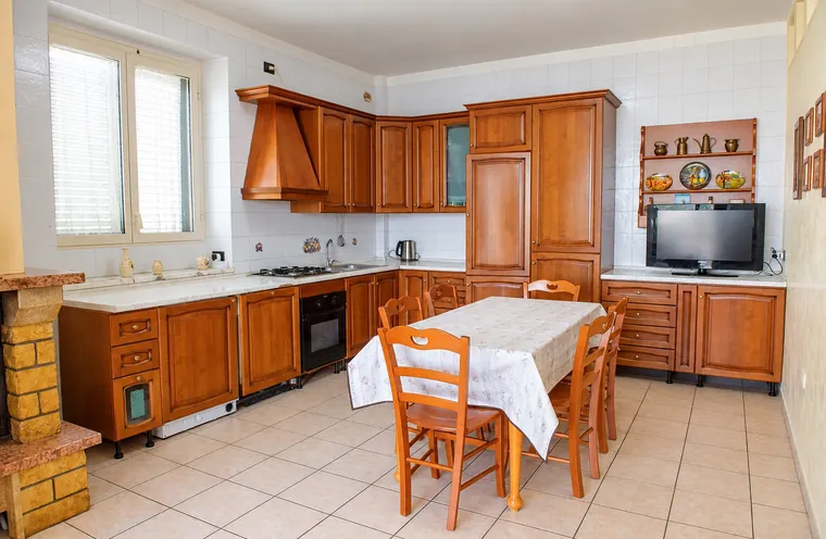 La cuisine avec la table à manger