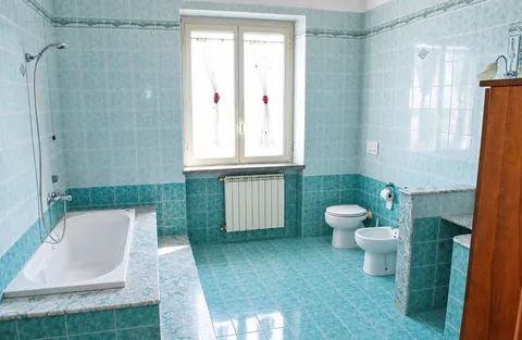 La salle de bains avec baignoire